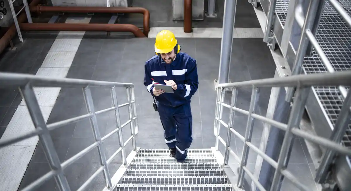Passarelas e Escadas Metálicas Industriais: Segurança e Conformidade NR-12